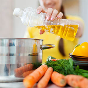 vertiendo aceite en la sartén